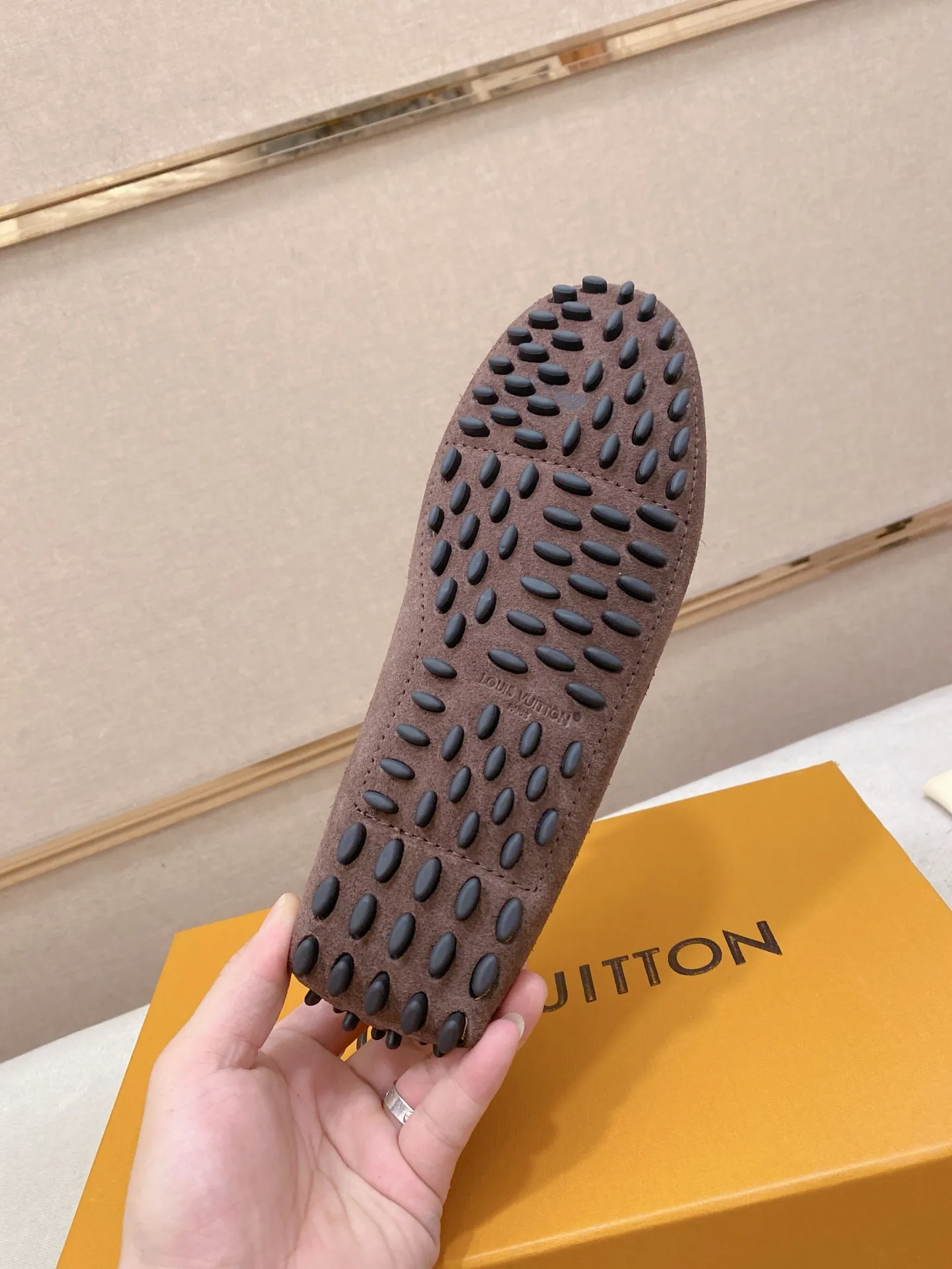 Factory price: 500💰High-end quality! LV 🆕🆕Exclusive hot-selling products in stock🔥🔥New products on the shelves, high-quality Ferragamo men's pea shoes, high-end casual driving shoes, with complete packaging! 💪 💪 Material: Imported suede cowhide 🐂 + Imported high-quality buffalo leather lining + wear-resistant outsole 👍🏻👍🏻 Features: High-end and comfortable, purely handmade 🚀 🚀 Create the perfect shoes that suit you best 🔥 🔥 Size: (38-44) 45 standard size can be customized!
